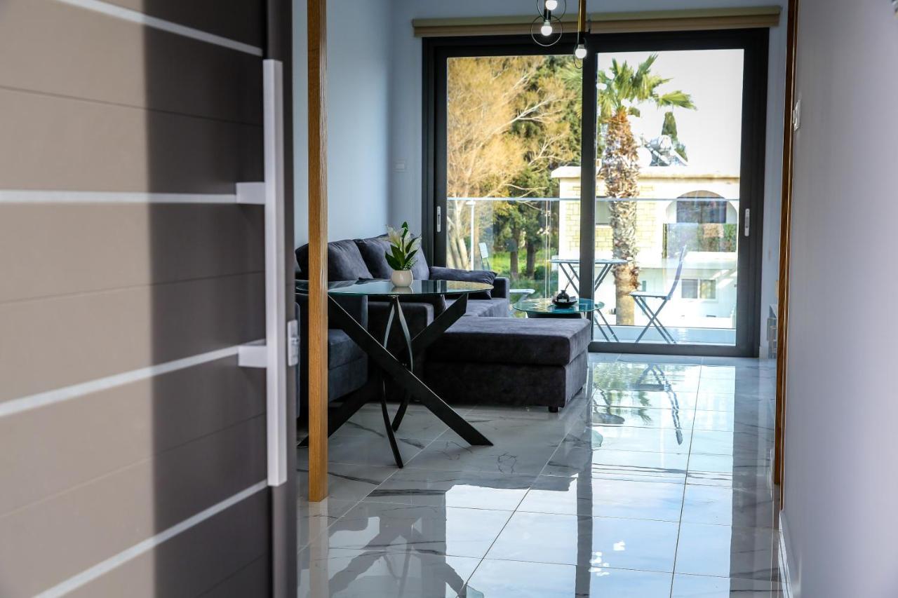Sea Side Appartment In Kato Paphos Exterior photo